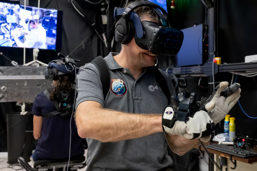 HTC VR sẽ gửi tới ISS để cải thiện sức khỏe tâm thần phi hành gia htc vr headset to be sent to iss to improve astronaut mental health in lengthy space mission TechTimes Vietnam HTC VR sẽ gửi tới ISS để cải thiện sức khỏe tâm thần phi hành gia