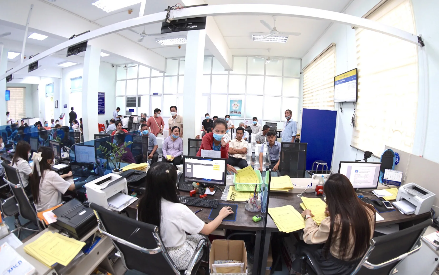 Bước tiến lớn trong việc kết nối người dân - chính quyền tỉnh Tây Ninh TechTimes Vietnam Người dân đến các cơ quan hành chính sẽ được hướng dẫn sử dụng Zalo mini app “Tây Ninh Smart” để dễ dàng theo dõi tình trạng hồ sơ.