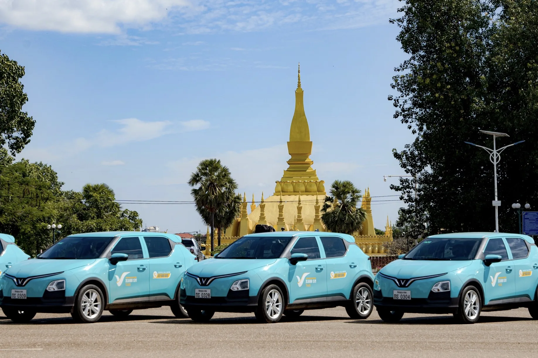 Người dân Lào thích thú trải nghiệm taxi điện Xanh SM