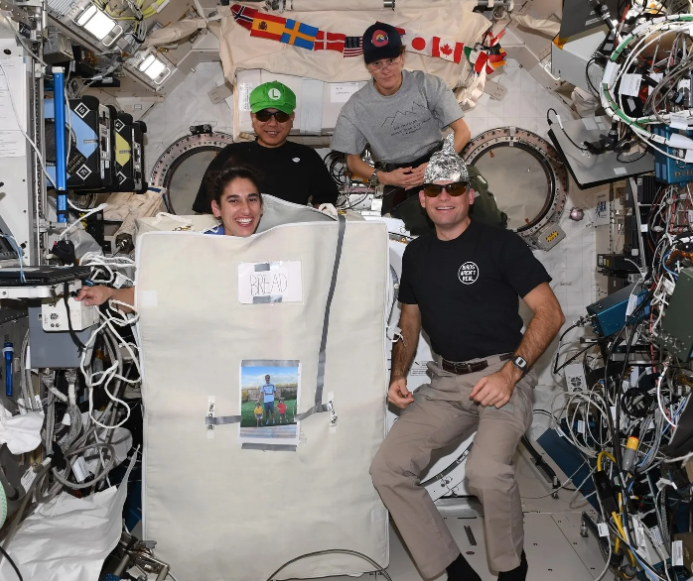 look international space station celebrates halloween in space TechTimes Vietnam [LOOK] Trạm vũ trụ quốc tế tổ chức lễ Halloween trong không gian!