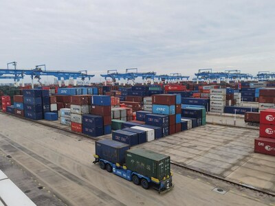 Cảnh tấp nập tại cảng container tự động Khâm Châu, Quảng Tây. Ảnh chụp bởi Zhai Liqiang Cảnh tấp nập tại cảng container tự động Khâm Châu, Quảng Tây. Ảnh chụp bởi Zhai Liqiang