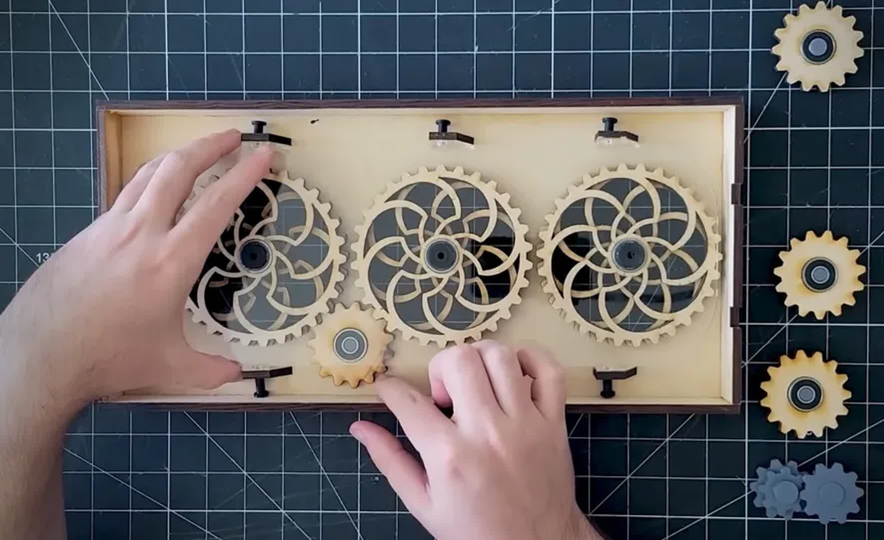 YouTuber chế tạo vỏ máy tính động phức tạp đến kinh ngạc YouTuber builds mind-blowingly complex kinetic PC case
