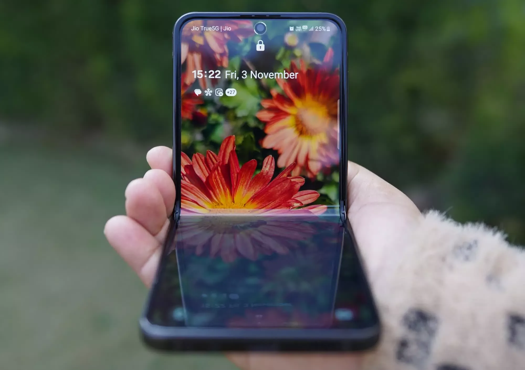 Điện thoại màn hình gập đạt doanh số kỷ lục trong quý gần nhất Foldable phones achieve record-breaking sales this latest quarter