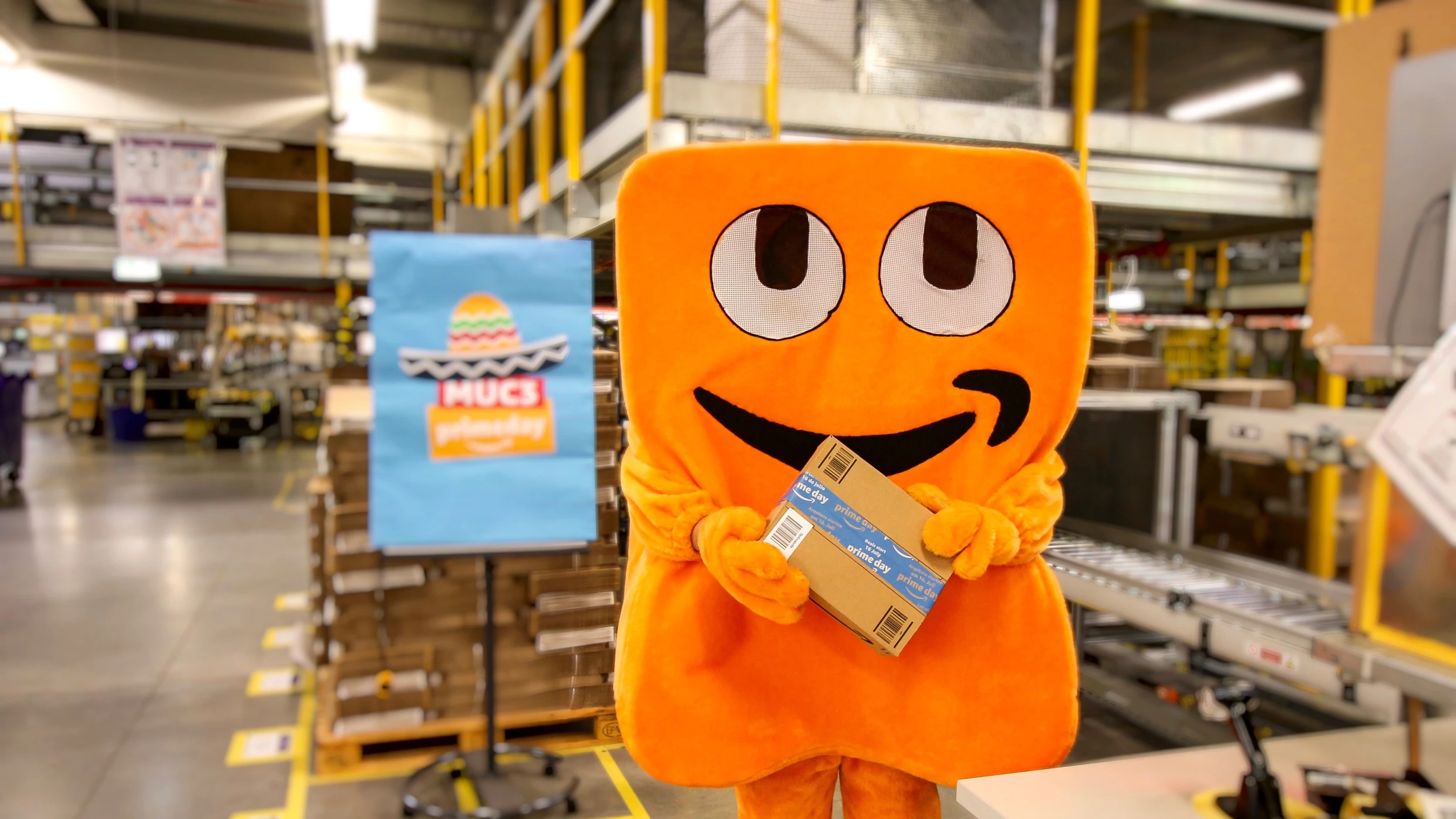 Nhân viên của Amazon được khuyến khích nhờ linh vật của công ty giúp đỡ khi gặp khó khăn về tài chính Amazon employees encouraged to ask company mascot for help with financial hardships