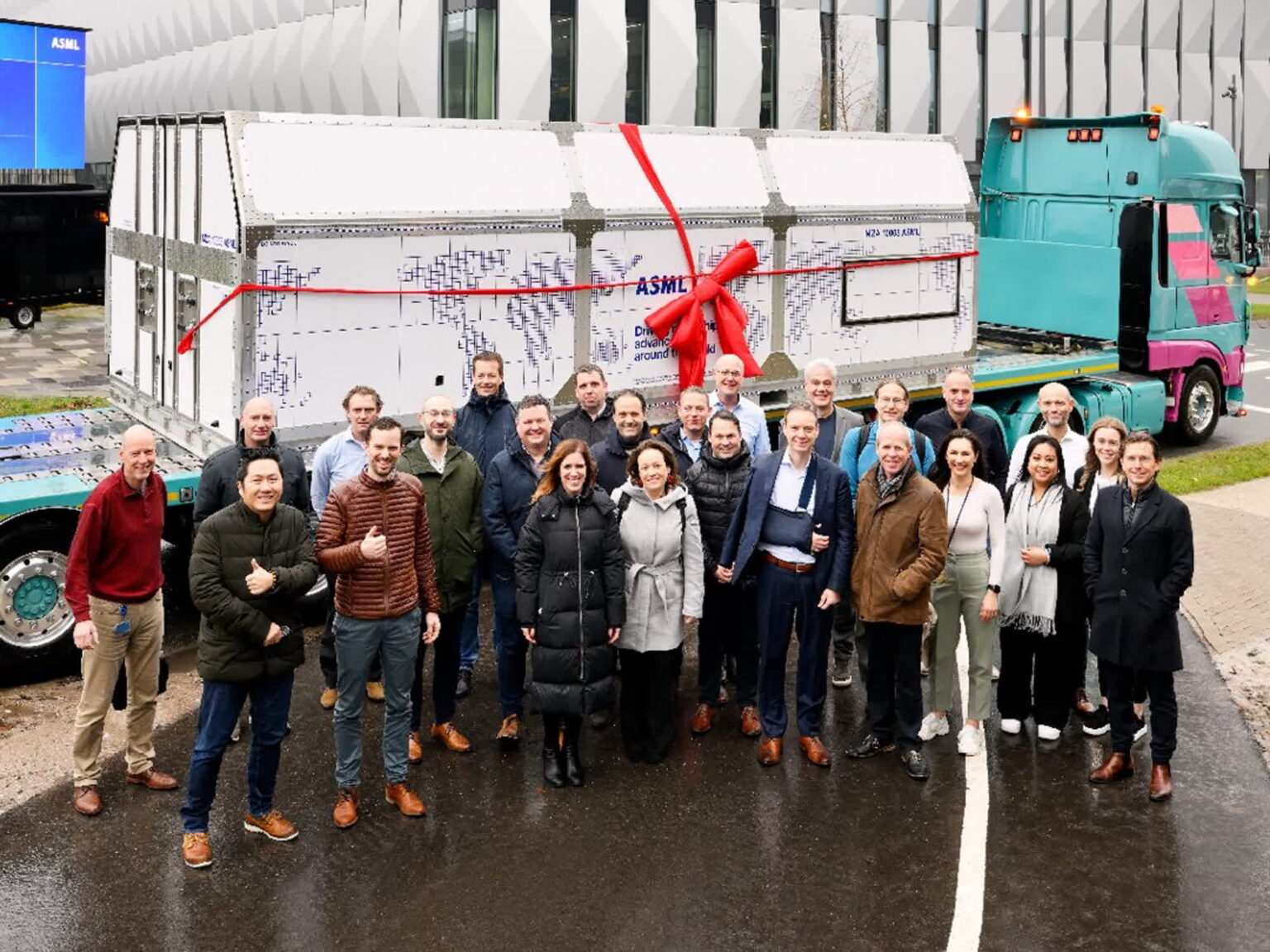ASML vừa vận chuyển máy EUV thế hệ tiếp theo đầu tiên của mình cho Intel ASML just shipped its first next-gen EUV machine to Intel