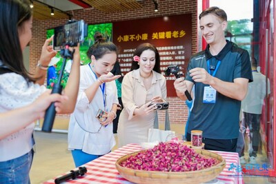 On Nov. 29, the group of reporters and social media personalities visited Sanya Yalong Bay International Rose Valley, an industrial base boosting the development of surrounding villages. (PRNewsfoto/Hainan International Media Center (HIMC)) On Nov. 29, the group of reporters and social media personalities visited Sanya Yalong Bay International Rose Valley, an industrial base boosting the development of surrounding villages. (PRNewsfoto/Hainan International Media Center (HIMC))
