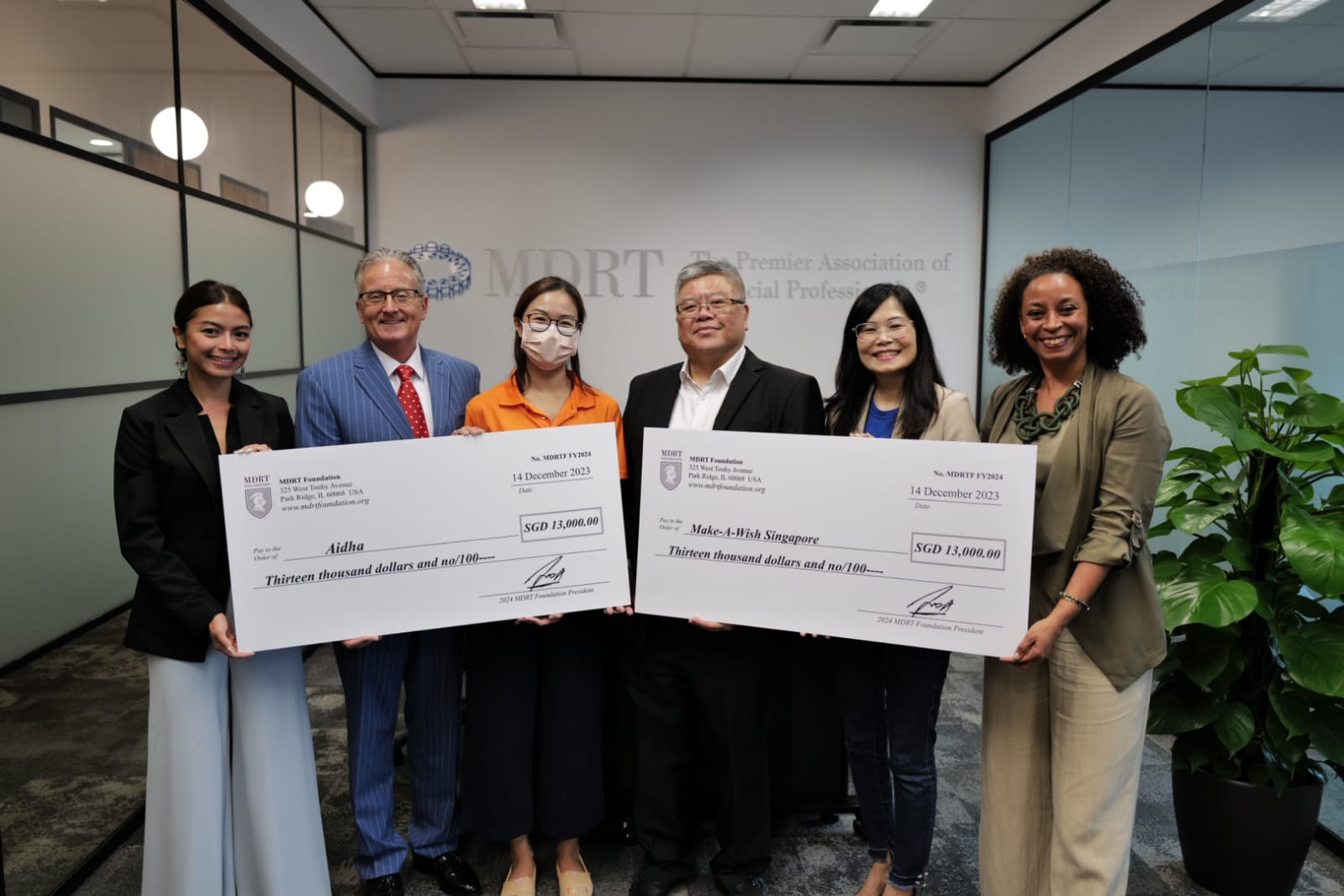 MDRT và Quỹ MDRT đã quyên góp 26.000 SGD cho 2 tổ chức từ thiện ở Singapore TechTimes Vietnam Từ trái sang phải: Nicole Squires: Giám đốc cấp cao, Phát triển kinh doanh tại MDRT, Steve Stahr, Giám đốc điều hành tại MDRT, Chin Lin Chong Giám đốc tài chính cấp cao của AIDHA, Tenzin Quek, Chủ tịch quốc gia MDRT MCC và Giám đốc điều hành cấp cao tại Great Eastern Life Insurance, Jeneve Lim, Giám đốc, Quan hệ đối tác cộng đồng tại Make-a-Wish Singapore, Gina Van Dijk: Giám đốc cấp cao, Thị trường toàn cầu tại MDRT.