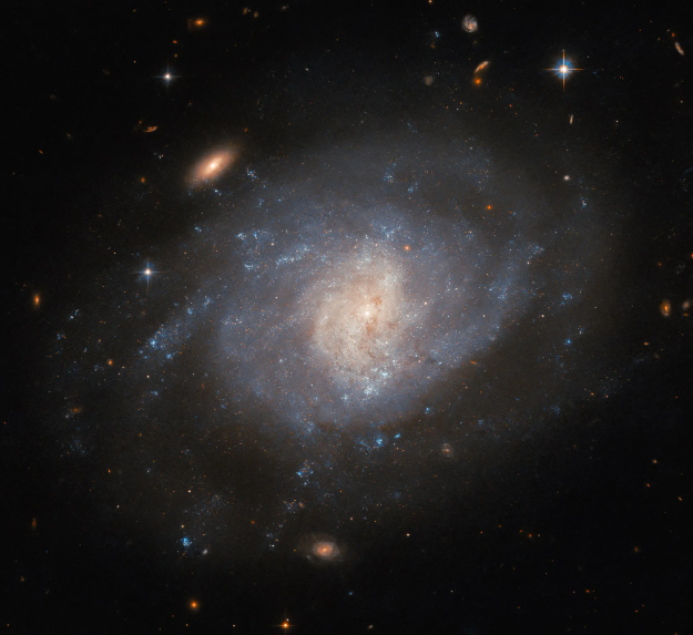 Kính viễn vọng Không gian Hubble của NASA phát hiện Thiên hà xoắn ốc có quá khứ bùng nổ Hubble Images Galaxy with an Explosive Past