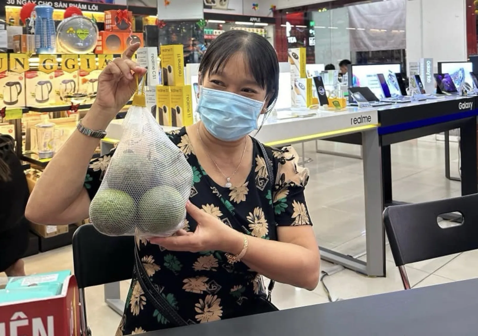 Khách hàng bất ngờ và thích thú khi nhận những túi cam nho nhỏ từ FPT Shop