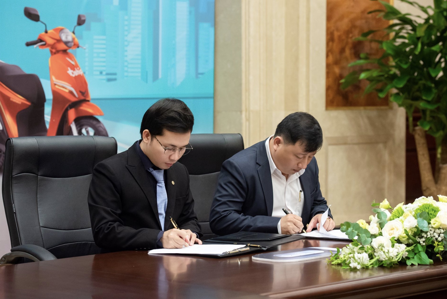 Ông Nguyễn Văn Thanh – Tổng Giám đốc Công ty GSM toàn cầu (trái) và ông Trần Nhật Trường – Tổng Giám đốc Công ty Cổ phần Dịch vụ Bạn Uống Tôi Lái (phải) tại lễ ký kết.