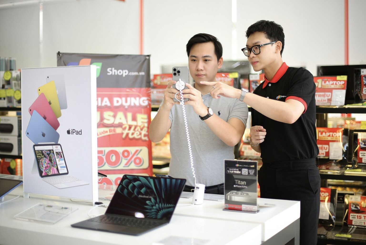 “Tết siêu sale hết” đang được triển khai tại FPT Shop FPT Shop đang có chương trình “Tết siêu sale hết” từ 28/12/2023 đến 29/02/2024 với nhiều ưu đãi cho các sản phẩm công nghệ, gia dụng.