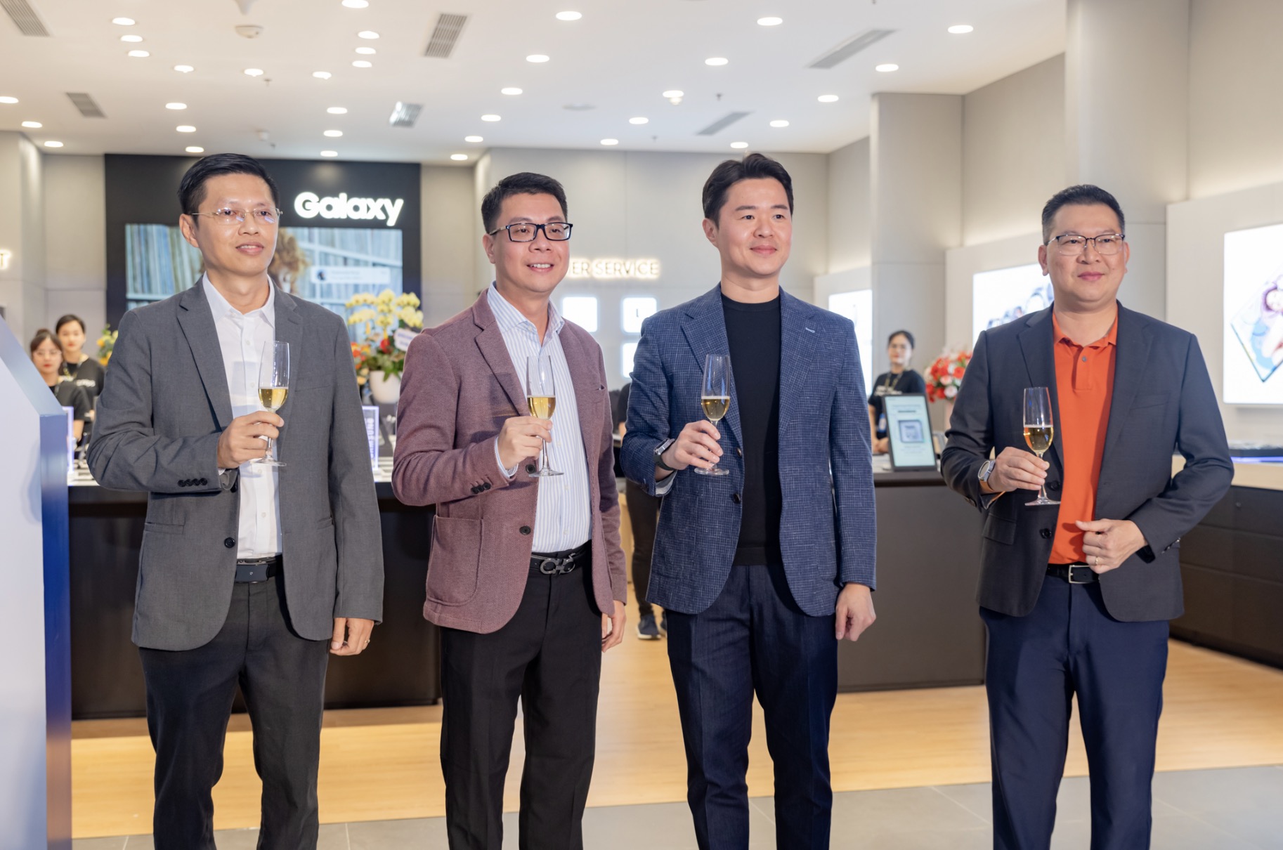 Samsung việt nam phối hợp với đại lý tablet plaza tổ chức lễ khai trương cửa hàng trải nghiệm samsung tại trung tâm thương mại gigamall vào ngày 28 tháng 12 năm 2023.