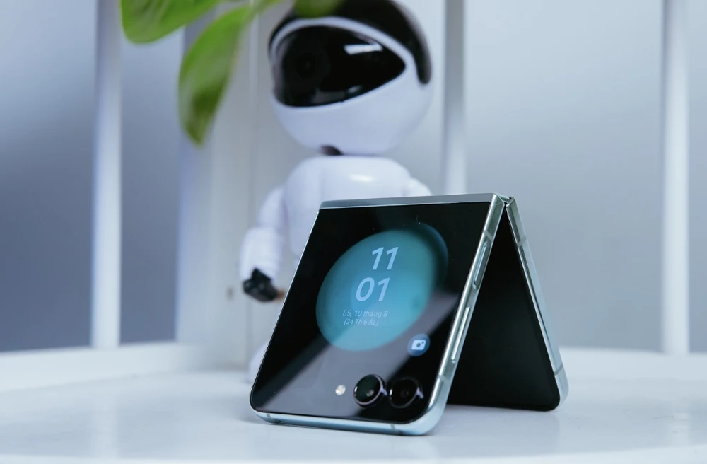 Samsung Galaxy Z Flip5 giá giảm chỉ từ 18,39 triệu đồng