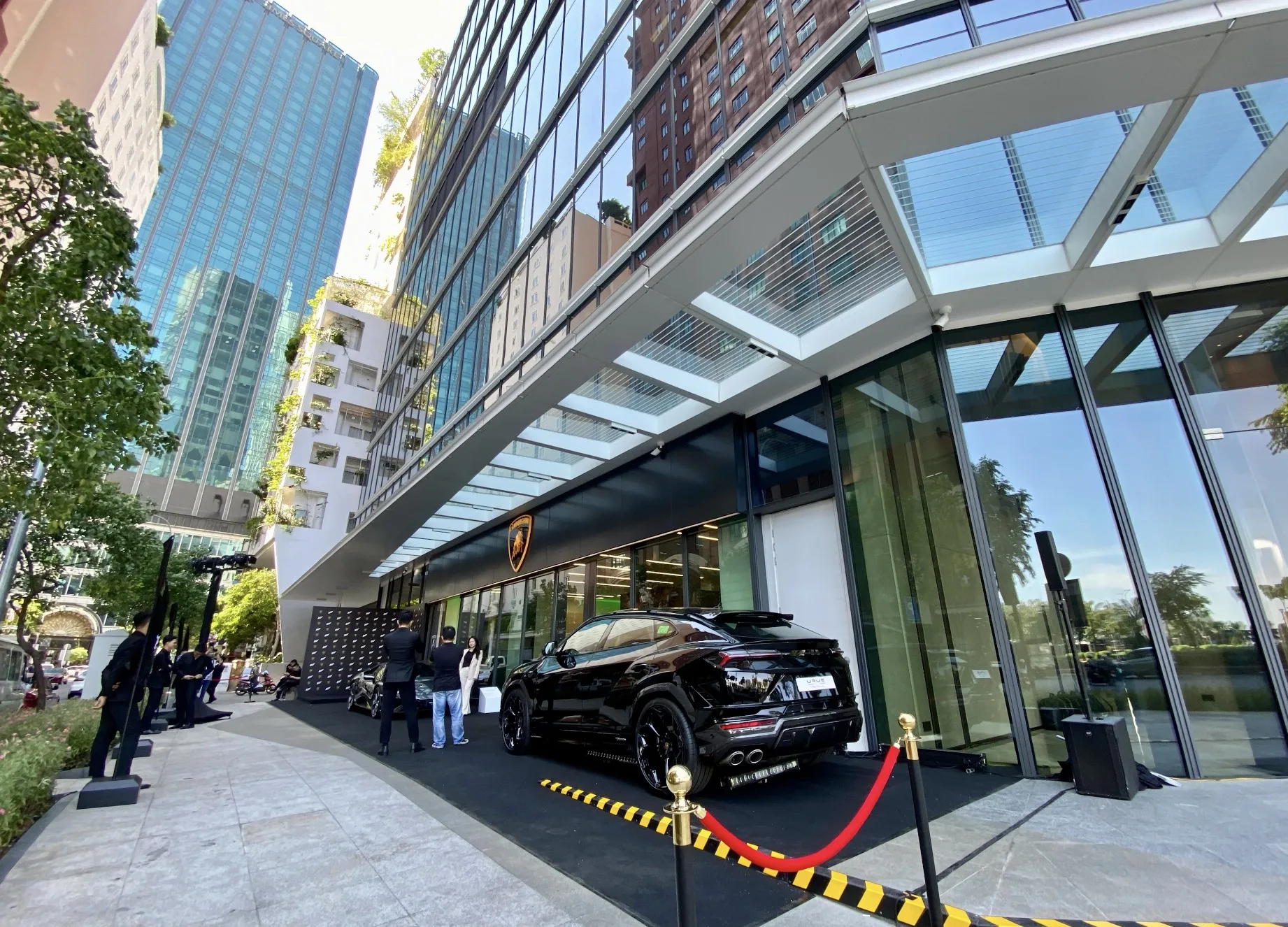 Showroom Lamborghini Hồ Chí Minh tọa lạc trong khuôn viên khách sạn Hilton Saigon tại quận 1 – trung tâm văn hóa và tài chính của Thành phố Hồ Chí Minh sôi động. 