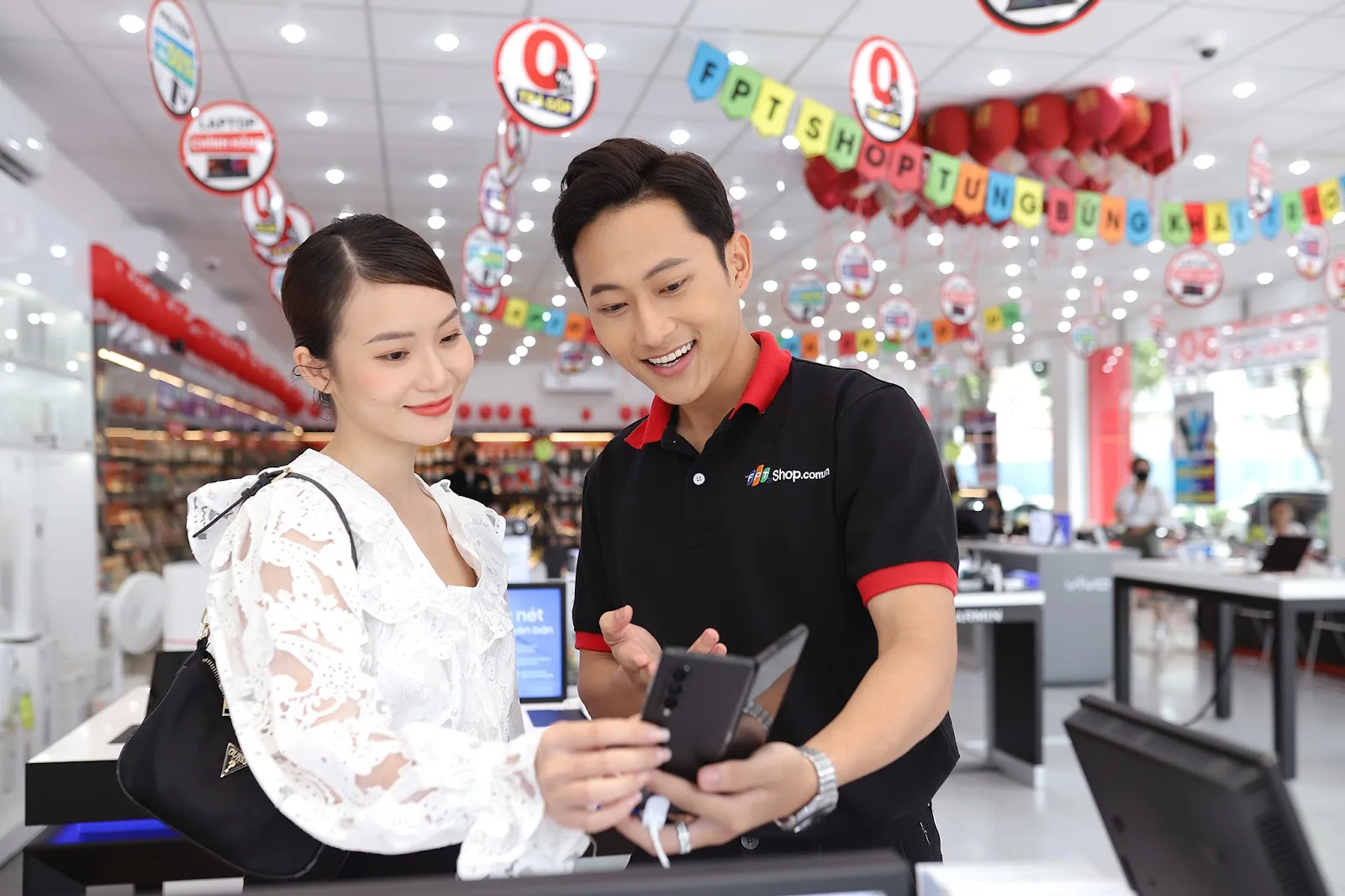 Các dòng điện thoại thông minh sẽ có mức giá ưu đãi đến 45% tại FPT Shop.