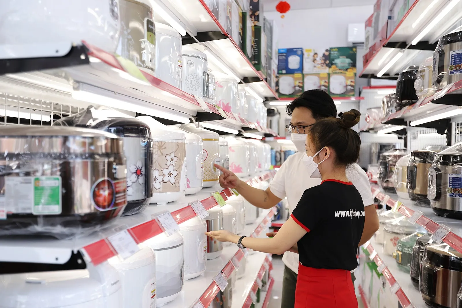 Siêu sale cuối năm, FPT Shop tặng ưu đãi đến 65% và ‘mua 1 được 2’ khi sắm hàng gia dụng.