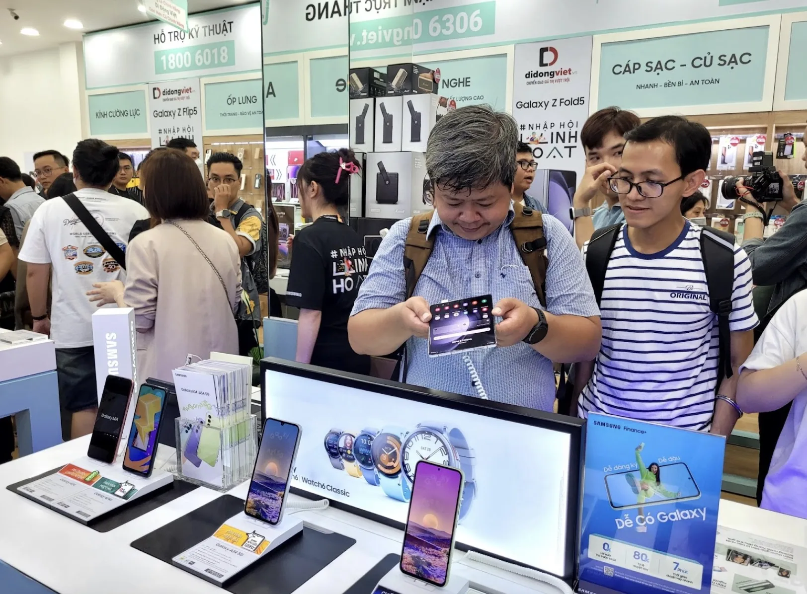 Người dùng trải nghiệm Galaxy Z Fold5 tại Di Động Việt.