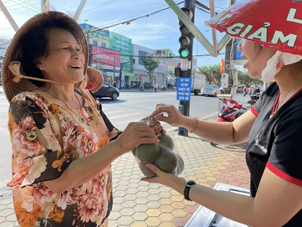 Khách hàng cảm thấy rất vui vẻ khi nhận được “túi cam nghĩa tình” từ FPT Shop.