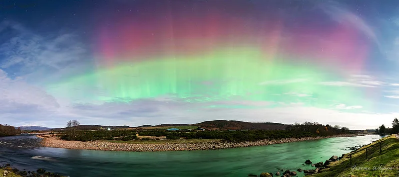 look rare orange auroras and a photobombing meteor shower illuminate uk skies jpg TechTimes Vietnam [LOOK] Cực quang màu cam quý hiếm, mưa sao băng Photobomb chiếu sáng bầu trời Vương quốc Anh