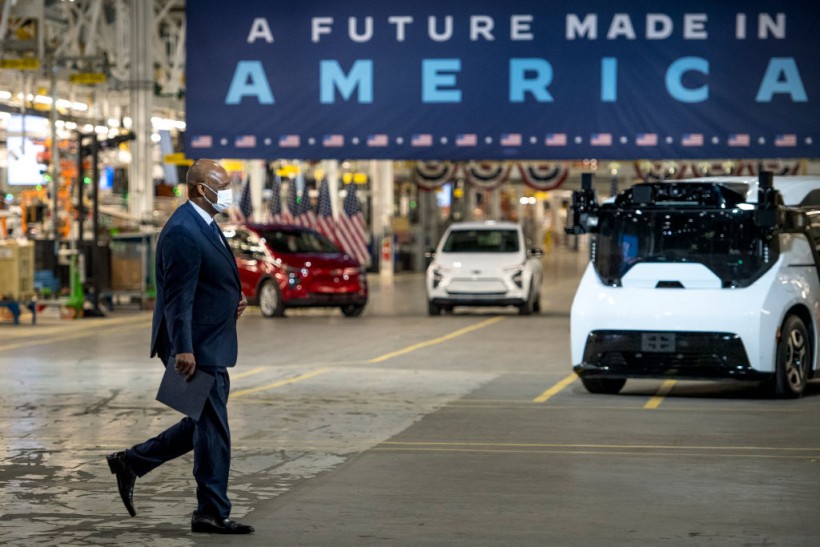 Tổng thống Biden đến thăm nhà máy GM ZERO ở Detroit