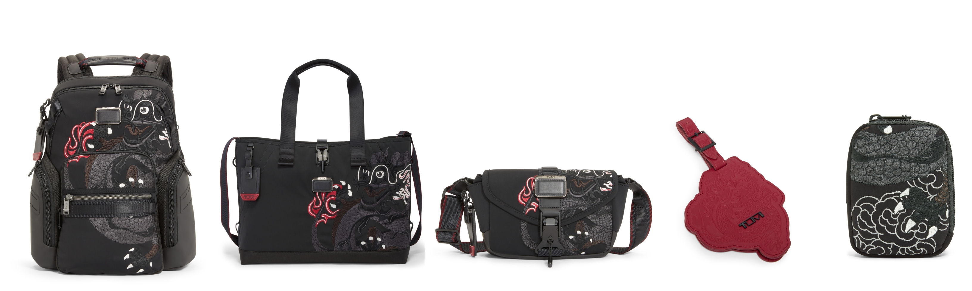 (Từ trái sang phải): Balo Navigation Backpack Alpha Bravo in hình rồng, Túi Tote Alpha Bravo Retreat in hình rồng, Túi đeo chéo Compass Crossbody Alpha Bravo in hình rồng, Thẻ gắn vào hành lý TUMI+ in hình rồng và Túi đựng phụ kiện Modular Accessory Pouch TUMI+ in hình rồng
