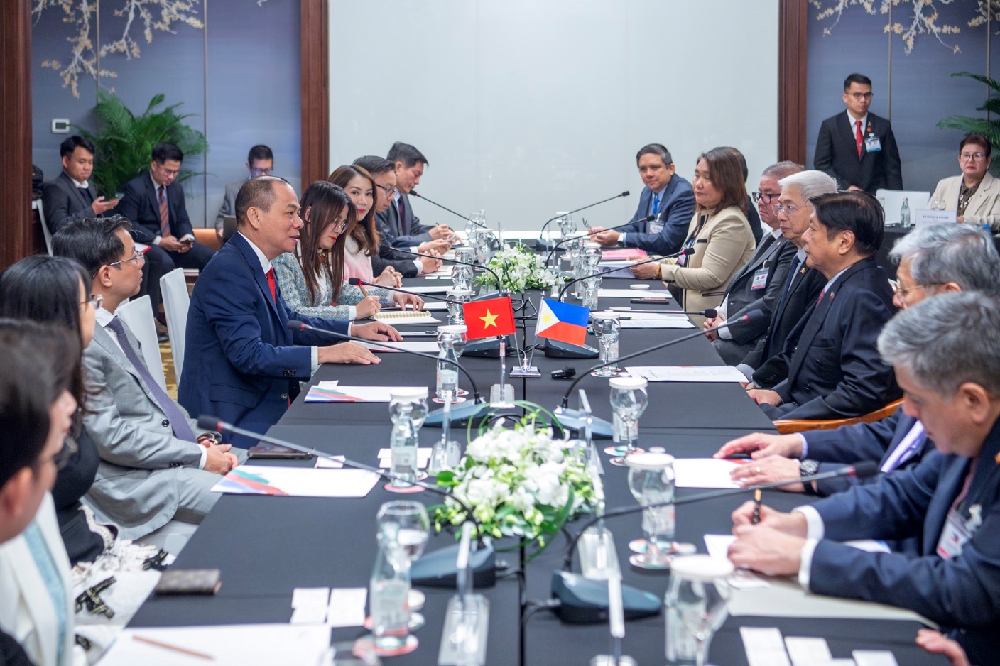 Tổng thống Philippines Ferdinand Marcos Jr. tiếp Chủ tịch Tập đoàn VinGroup tại Hà Nội TechTimes Vietnam 1706676877 467 Tong thong Philippines Ferdinand Marcos Jr tiep Chu tich Tap TechTimes Vietnam Tổng thống Philippines Ferdinand Marcos Jr. tiếp Chủ tịch Tập đoàn VinGroup tại Hà Nội