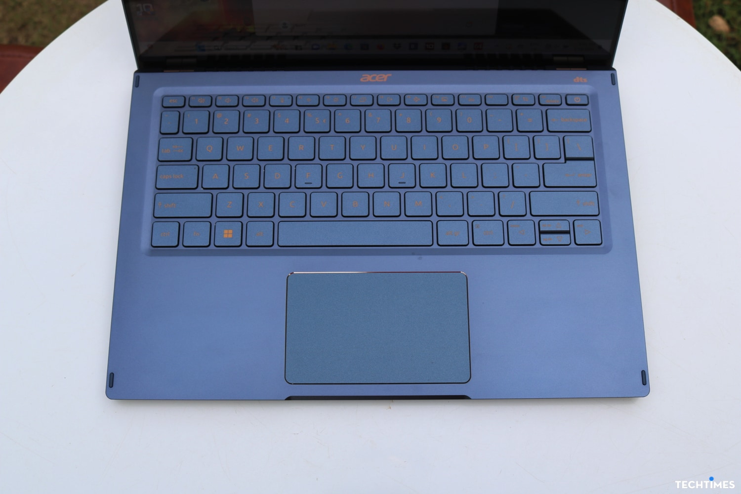 Bàn phím của Acer Swift 14 có thiết kế chiclet, với các phím có kích thước vừa phải, khoảng cách hợp lý và độ nảy tốt.