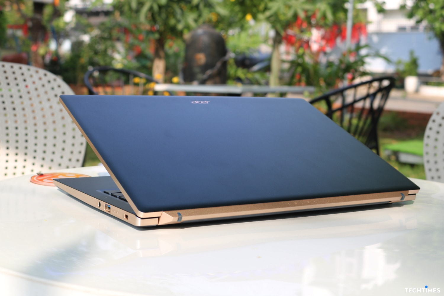 Thời lượng dùng pin của máy khá ổn.