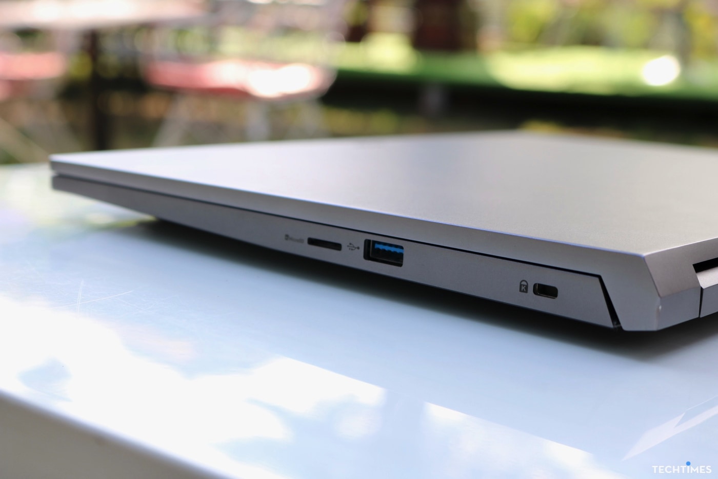 Bên phải trống trải hơn với nơi cắm thẻ nhớ, USB và khoá Kensington.