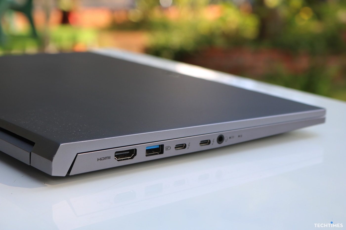 Cạnh trái nắp máy với nhiều cổng giao tiếp, trong đó có cổng sạc bằng USB-C.