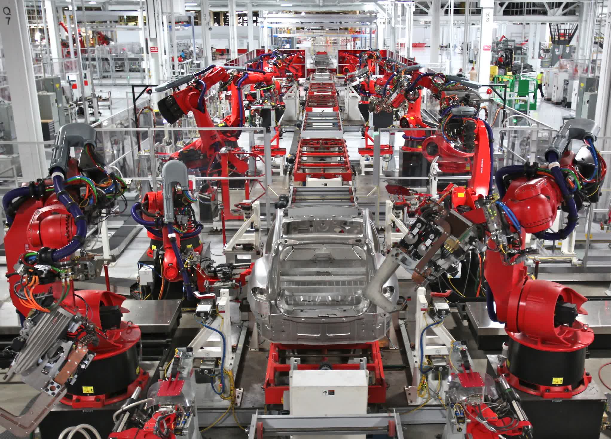 Cuoc tan cong cua robot nha may Tesla vao nhan TechTimes Vietnam Cuộc tấn công của robot nhà máy Tesla vào nhân viên nêu bật vấn đề an toàn cho công nhân của công ty