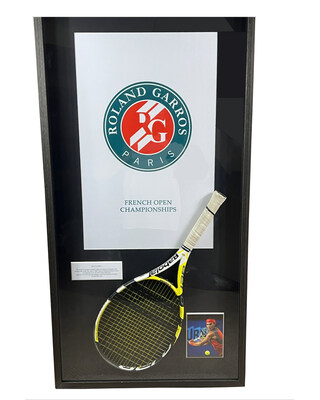 Cây vợt giành điểm vô địch của Rafael Nadal từ chiến thắng trong trận Chung kết Pháp mở rộng 2007 trước Roger Federer, trong khung tùy chỉnh. Cây vợt đi kèm với tài liệu Độ phân giải Photomatch, xác nhận về mặt pháp lý rằng đó chính là cây vợt đã giành được điểm cuối cùng. Cây vợt giành điểm vô địch của Rafael Nadal từ chiến thắng trong trận Chung kết Pháp mở rộng 2007 trước Roger Federer, trong khung tùy chỉnh. Cây vợt đi kèm với tài liệu Độ phân giải Photomatch, xác nhận về mặt pháp lý rằng đó chính là cây vợt đã giành được điểm cuối cùng.