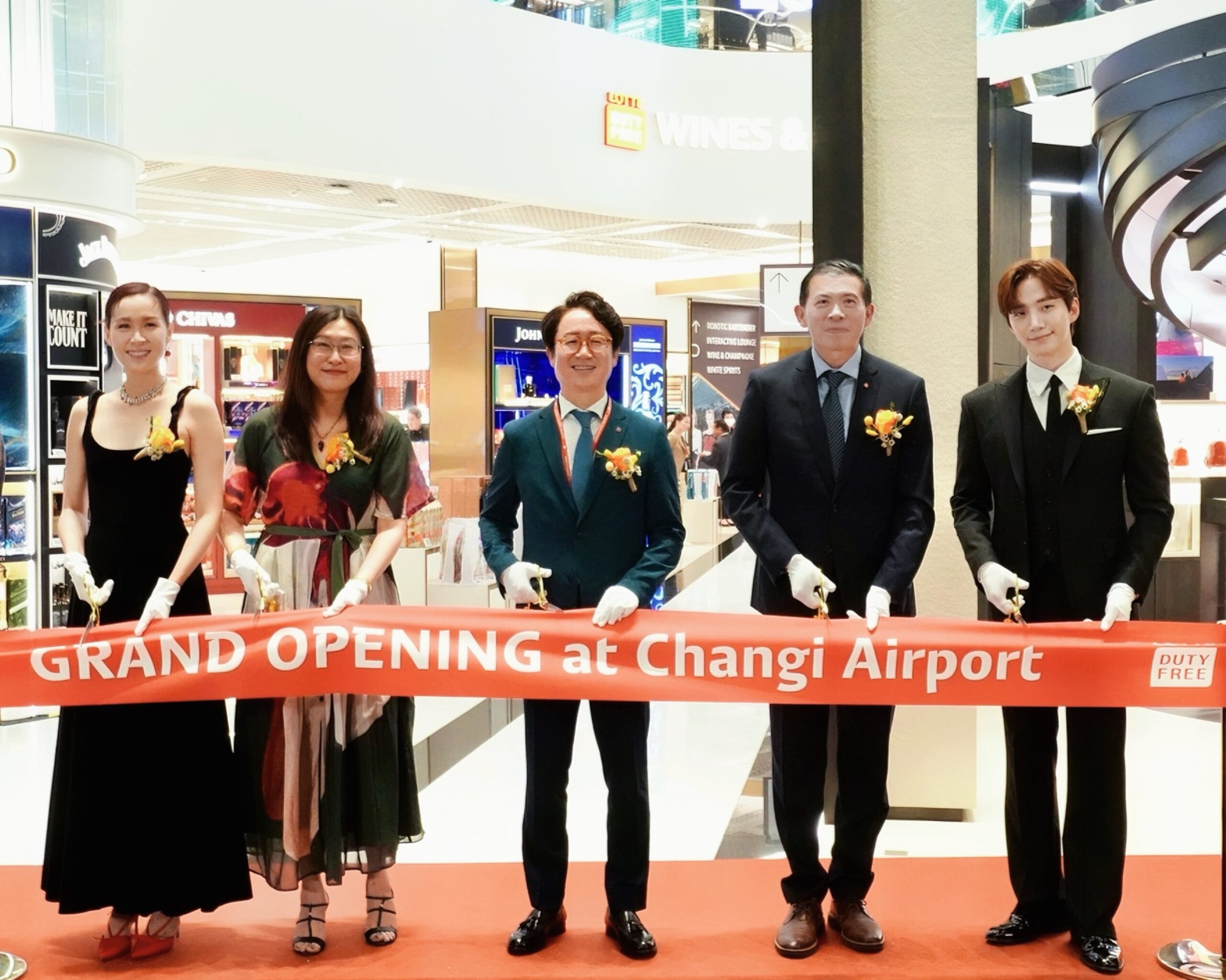 LOTTE DUTY FREE Singapore khai trương toàn bộ 19 cửa hàng miễn thuế tại Sân bay Changi TechTimes Vietnam LOTTE DUTY FREE Singapore khai truong toan bo 19 cua scaled TechTimes Vietnam LOTTE DUTY FREE Singapore khai trương toàn bộ 19 cửa hàng miễn thuế tại Sân bay Changi