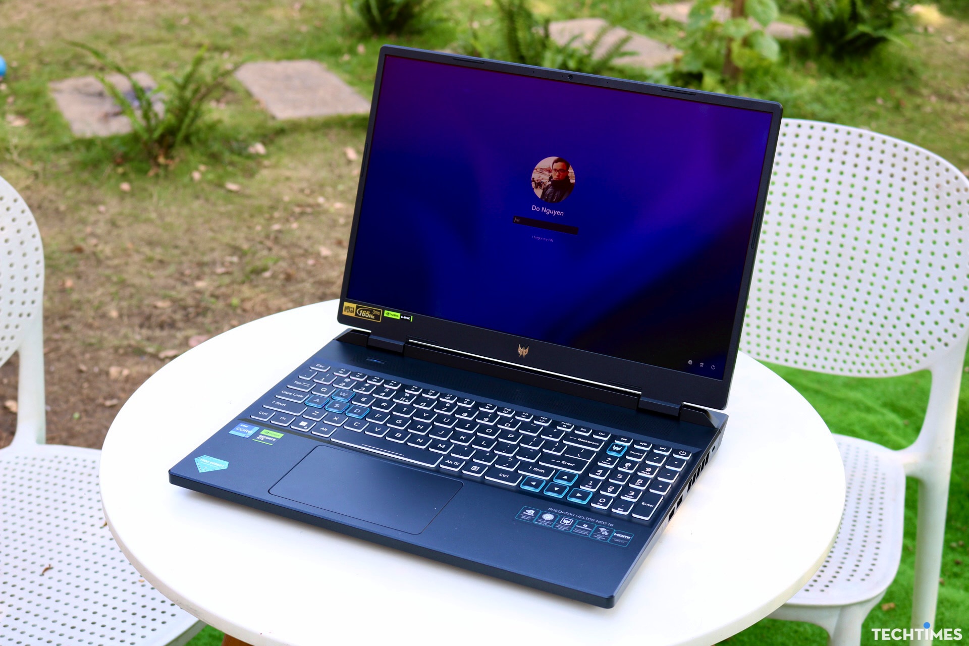 Predator Helios Neo 16 có thiết kế khá đơn giản nhưng vẫn khá hầm hố, thể hiện chất gaming cao cấp Predator
