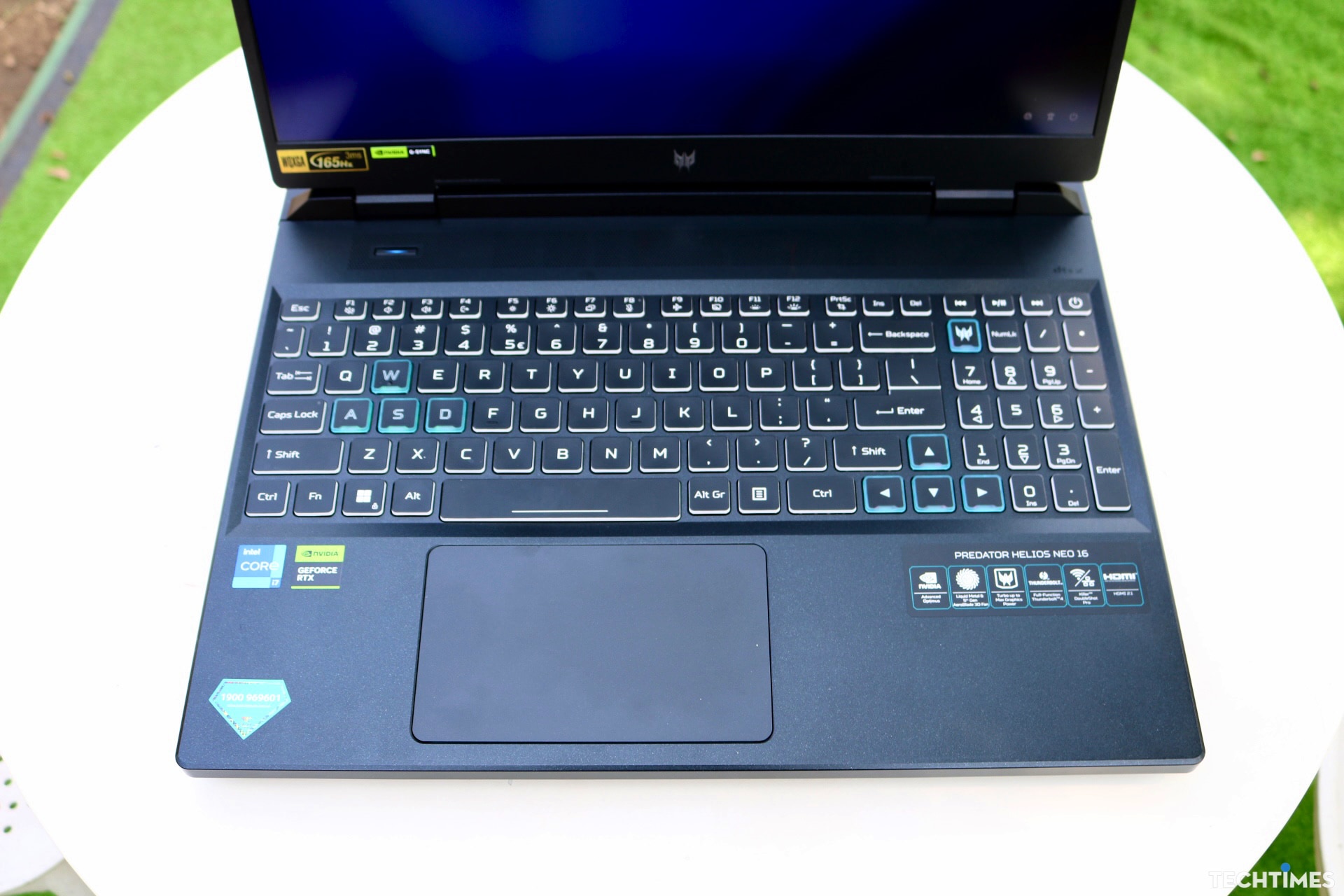 Touchpad và bàn phím được tối ưu cho game thủ.