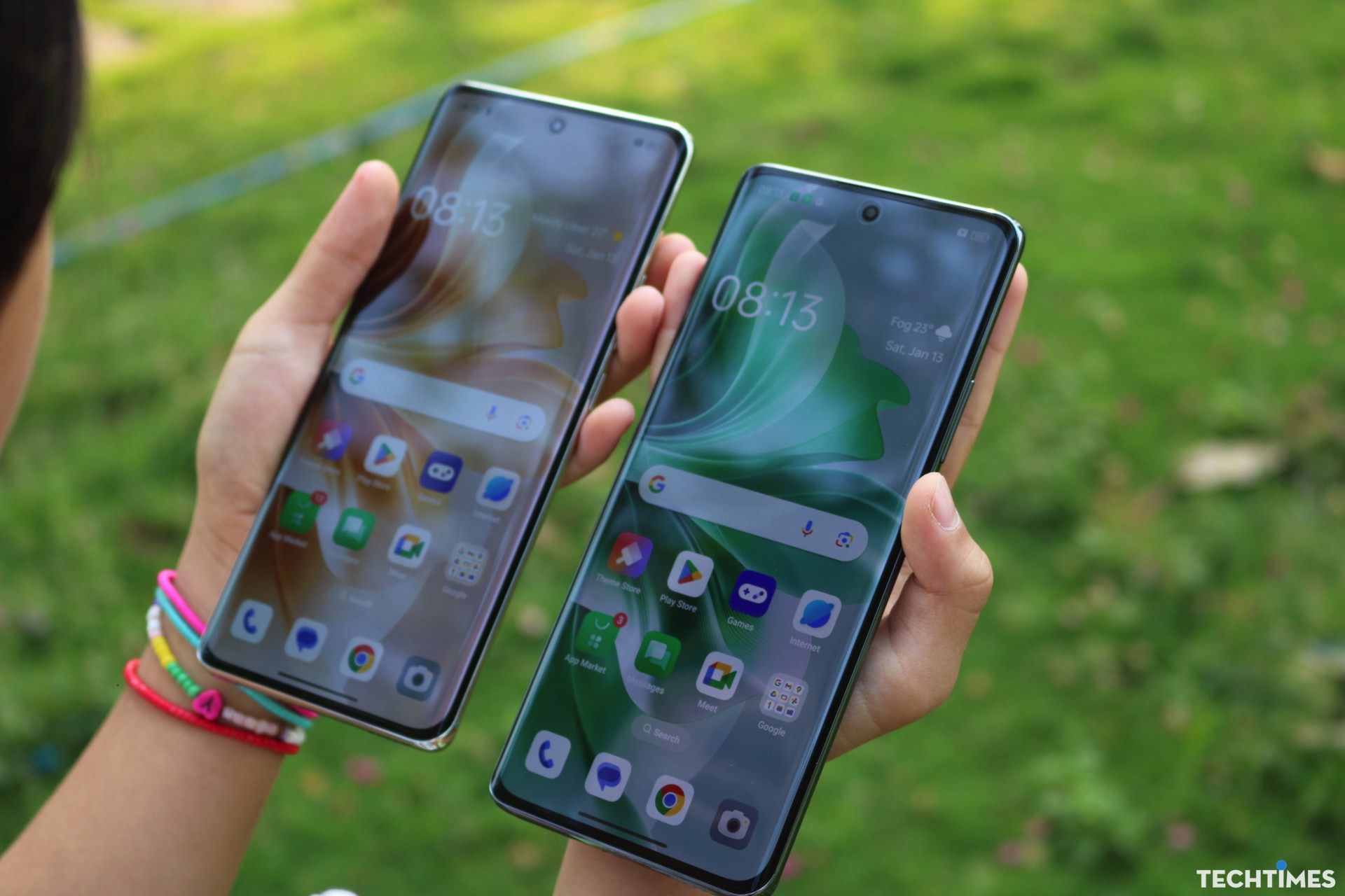 Chất lượng hiển thị thực tế của hai máy khi ở ngoài trời sáng.