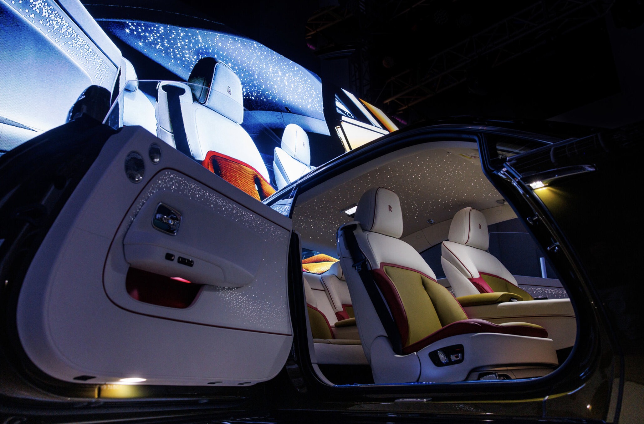 Rolls-Royce Spectre: Mẫu xe điện coupé siêu sang đầu tiên của thế giới về Việt Nam 