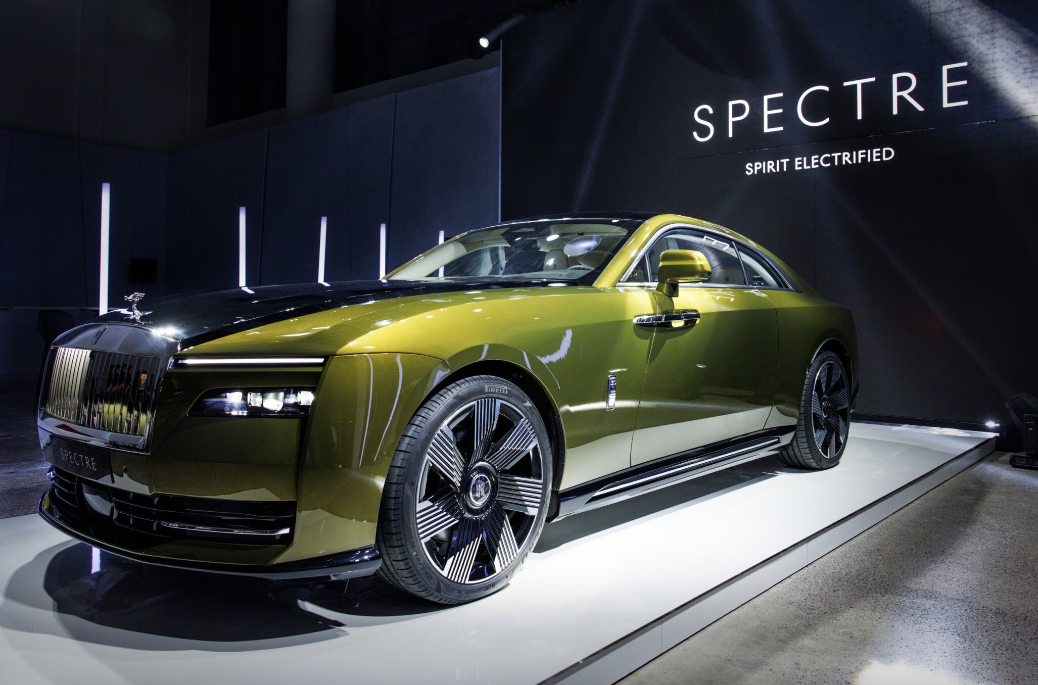 Rolls-Royce Spectre: Mẫu xe điện coupé siêu sang đầu tiên của thế giới về Việt Nam 