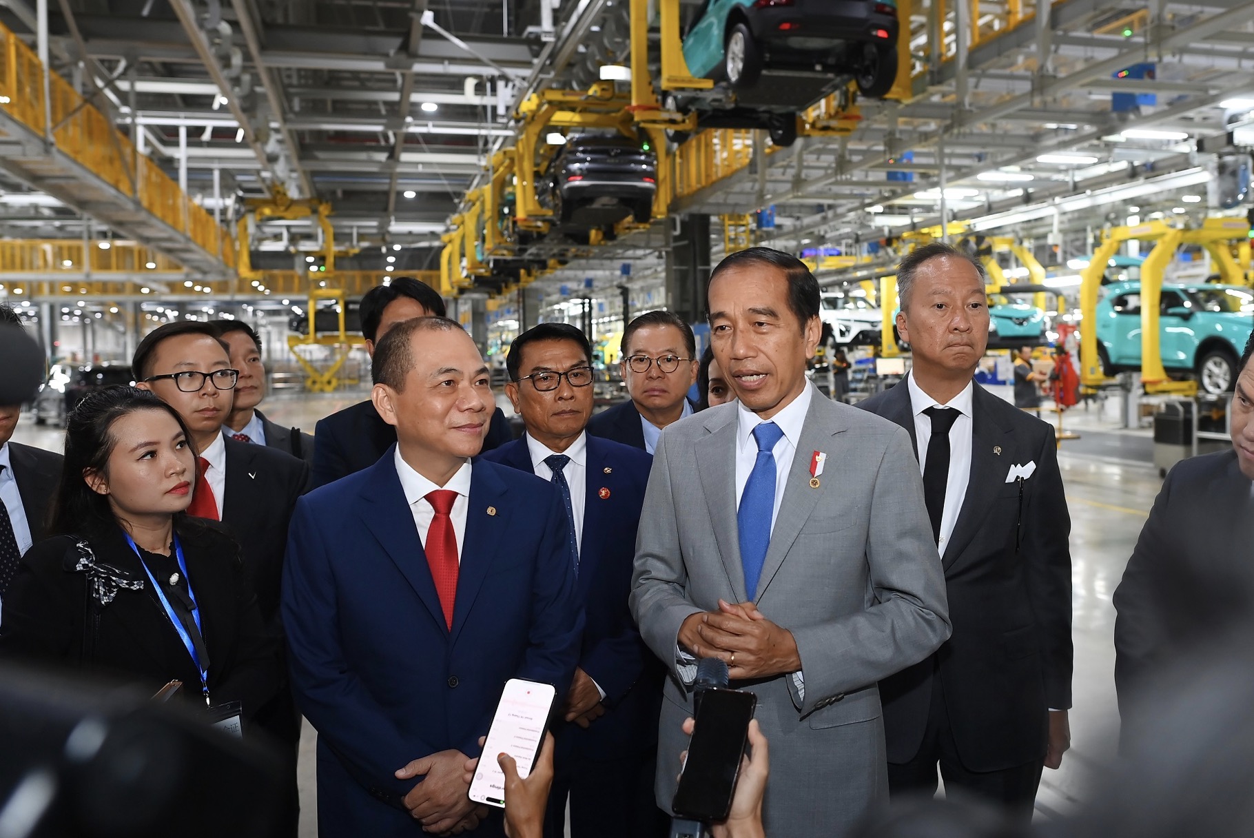 Tổng thống Indonesia thăm nhà máy VinFast, ký hợp tác với Gojek