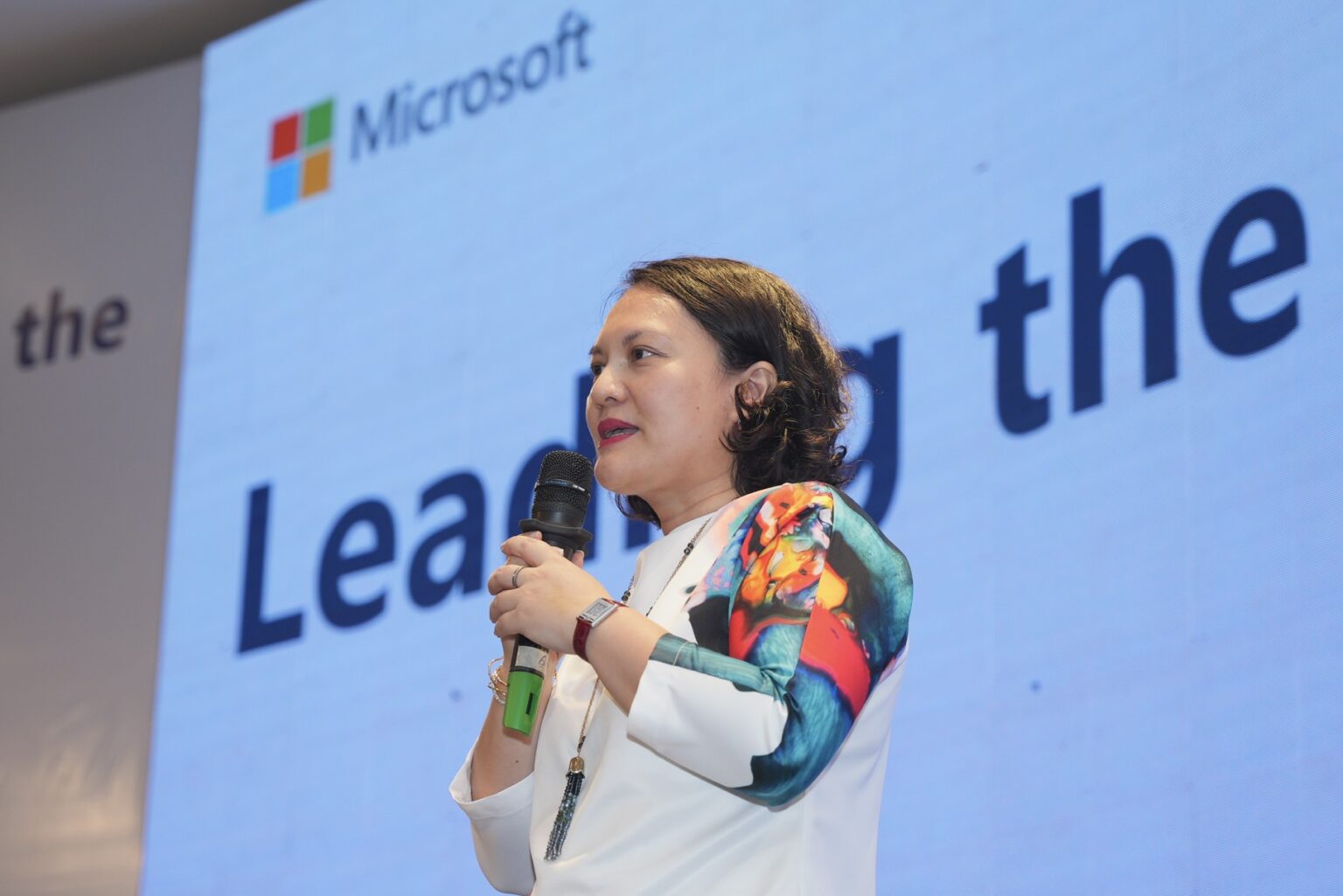 Microsoft sẽ cùng doanh nghiệp Việt làm chủ AI trong kỷ nguyên kinh tế số Microsoft sẽ cùng doanh nghiệp Việt làm chủ AI trong kỷ nguyên kinh tế số