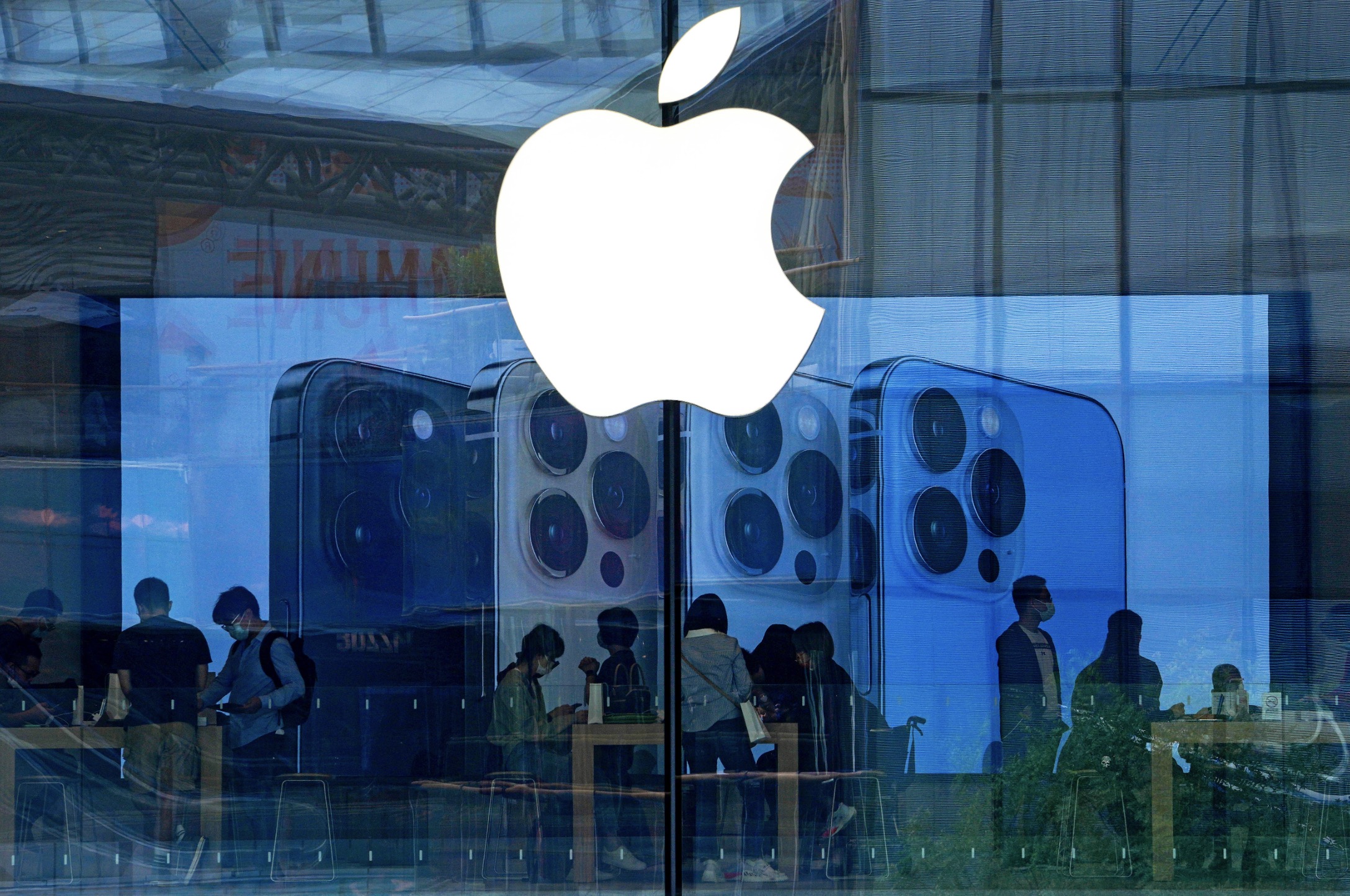 Apple mở cửa cho các ứng dụng bên ngoài trên iPhone tại EU TechTimes Vietnam Apple đã công bố kế hoạch thay đổi cách thức phân phối các ứng dụng cho người dùng iPhone tại EU, bắt đầu từ tháng 3 năm 2024.