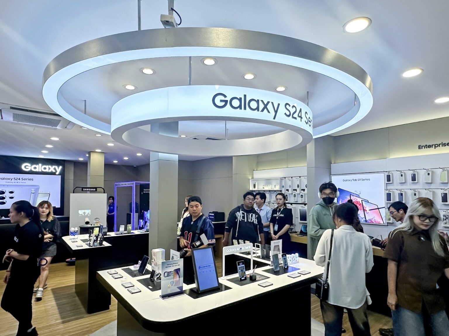 Minh Tuấn Mobile mở bán Galaxy S24 Series chính hãng với nhiều ưu đãi Hệ thống phân phối thiết bị công nghệ Minh Tuấn Mobile đã chính thức mở bán siêu phẩm “AI Phone” Galaxy S24 Series vào tối ngày 27/01/2024.