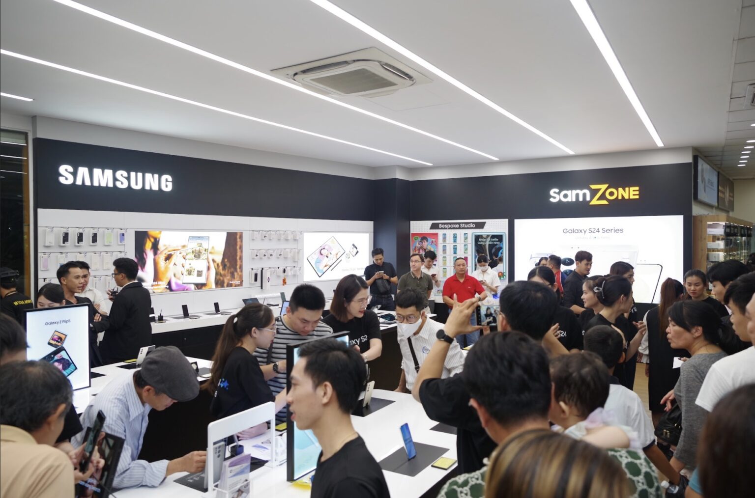 SamZone mở bán Galaxy S24 Series, khách hàng hào hứng trải nghiệm AI
