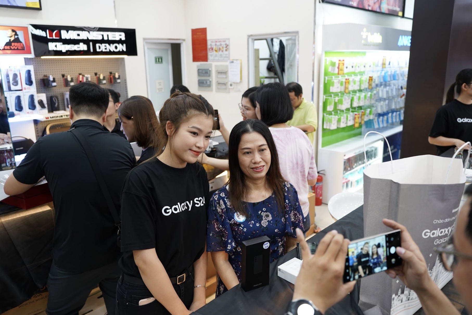 SamZone mở bán Galaxy S24 Series, khách hàng hào hứng trải nghiệm AI