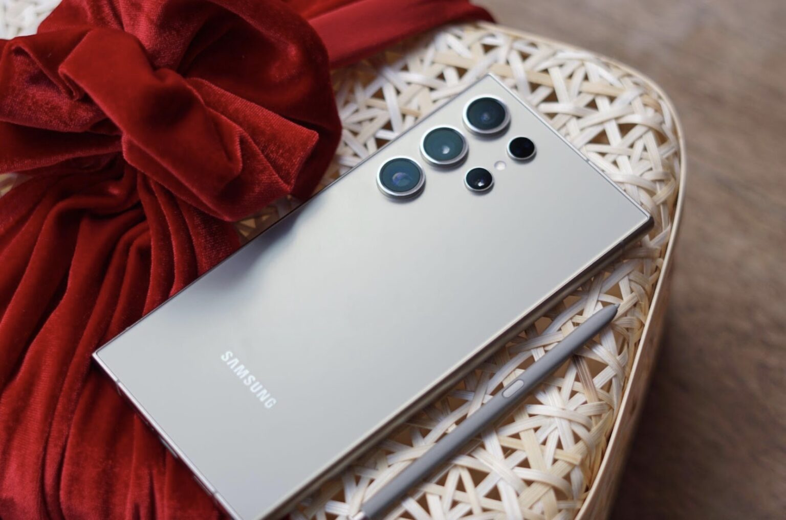 Tài chính khó có Samsung Finance+ lo, trải nghiệm Galaxy AI dễ dàng hơn Galaxy S24 Series hiện đang là dòng smartphone đầu tiên được tích hợp Galaxy AI, mở ra trải nghiệm toàn diện về trí tuệ nhân tạo trên thiết bị di động. Đặc biệt trong dịp Tết này, nhờ vào giải pháp tài chính Samsung Finance+ người dùng sở hữu Galaxy S24 series dễ hơn bao giờ hết.
