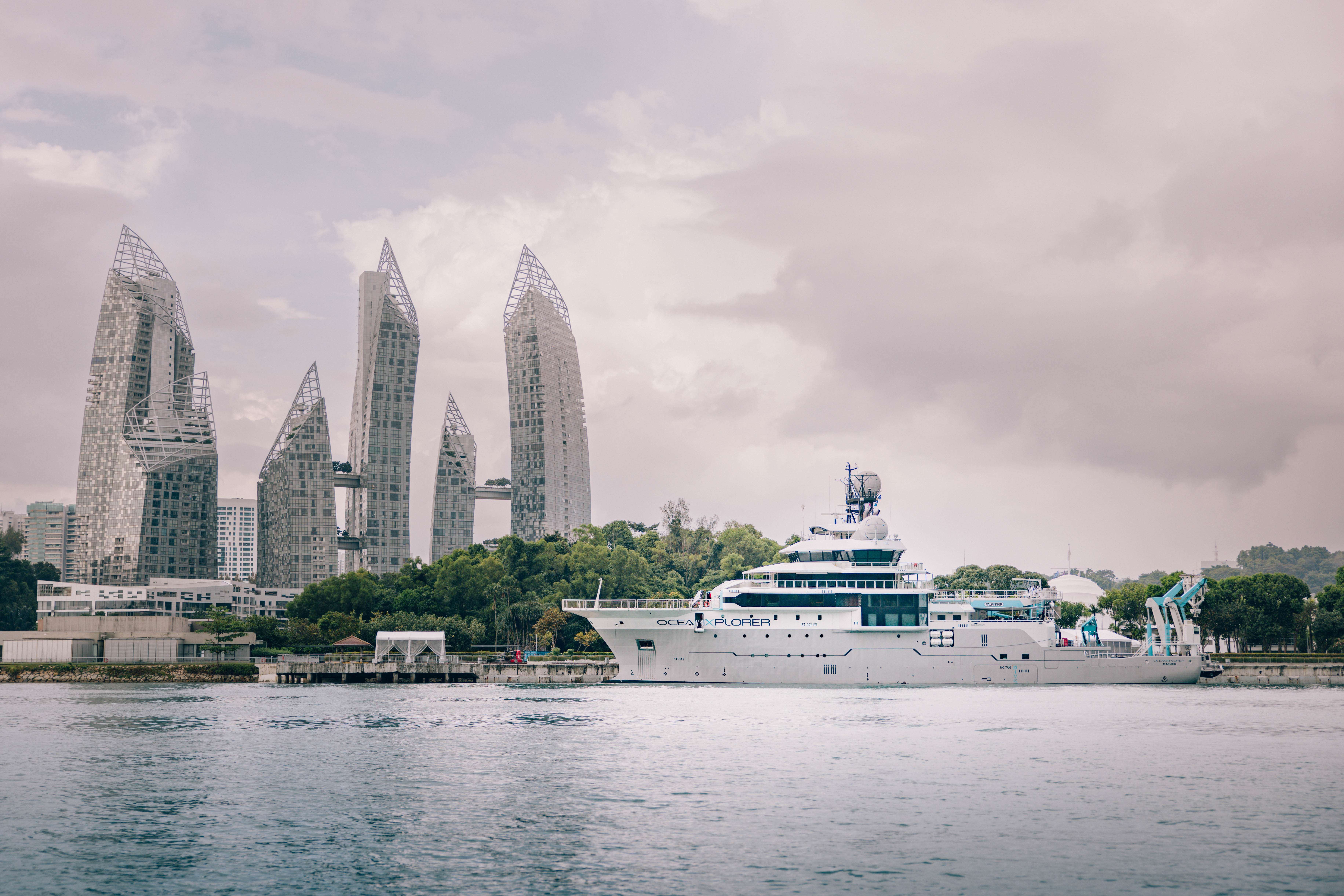 OceanXplorer hiện đang neo đậu tại bến Marina, vịnh Keppel Bay ở Singapore.