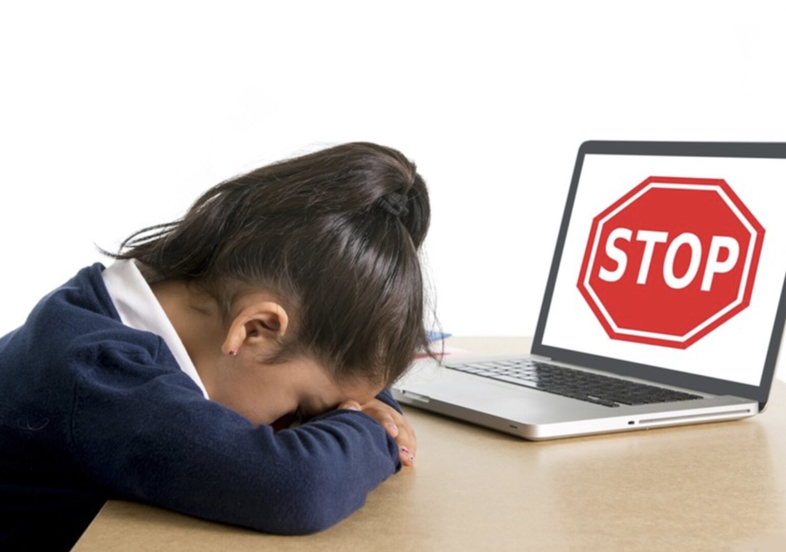 Cách xử lý khi phát hiện con đang bị quấy rối qua mạng? Rình rập qua mạng là một hiểm họa ngày càng nghiêm trọng đối với trẻ em, nhất là những đứa trẻ đang ở độ tuổi vị thành niên.