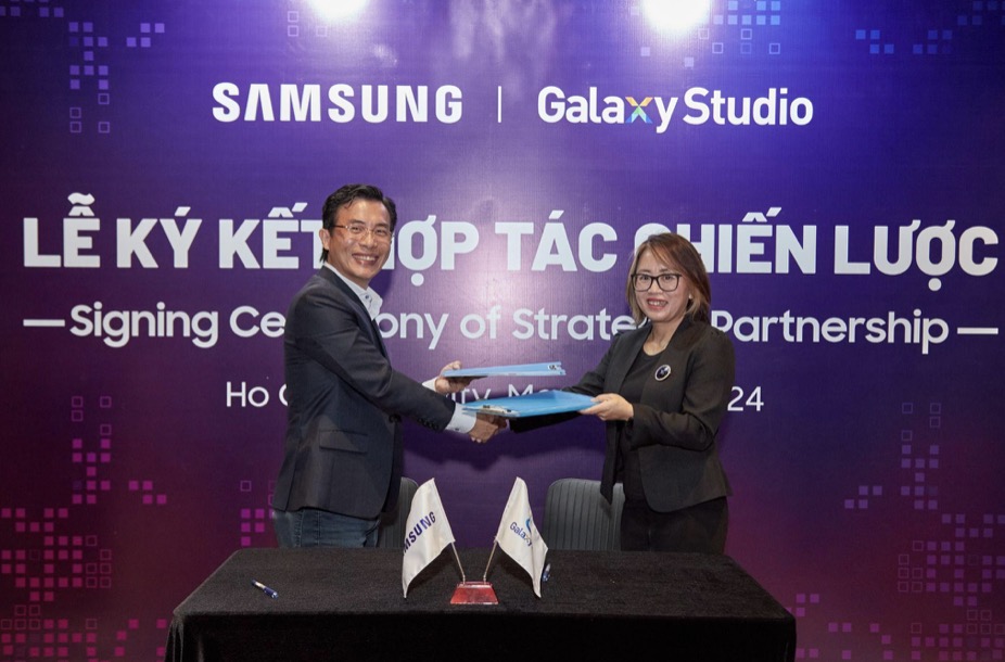 Đại diện Samsung, ông Lê Tấn Thành - Giám Đốc Ngành hàng Công Nghệ Thông Tin và Khối Doanh Nghiệp và đại diện Galaxy Studio, bà Nguyễn Thị Mai Hoa - Tổng Giám đốc Galaxy Studio trao đổi Biên bản ghi nhớ (MOU) trong buổi lễ ký kết