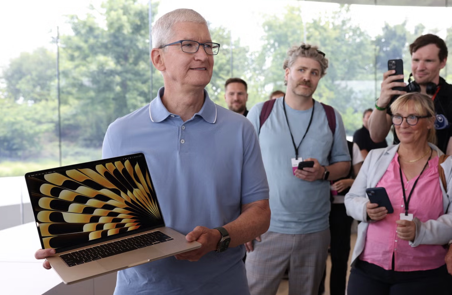 CEO Tim Cook với chiếc MacBook Pro 15-inch mới ra mắt vào năm ngoái. Ảnh: Getty Images.
