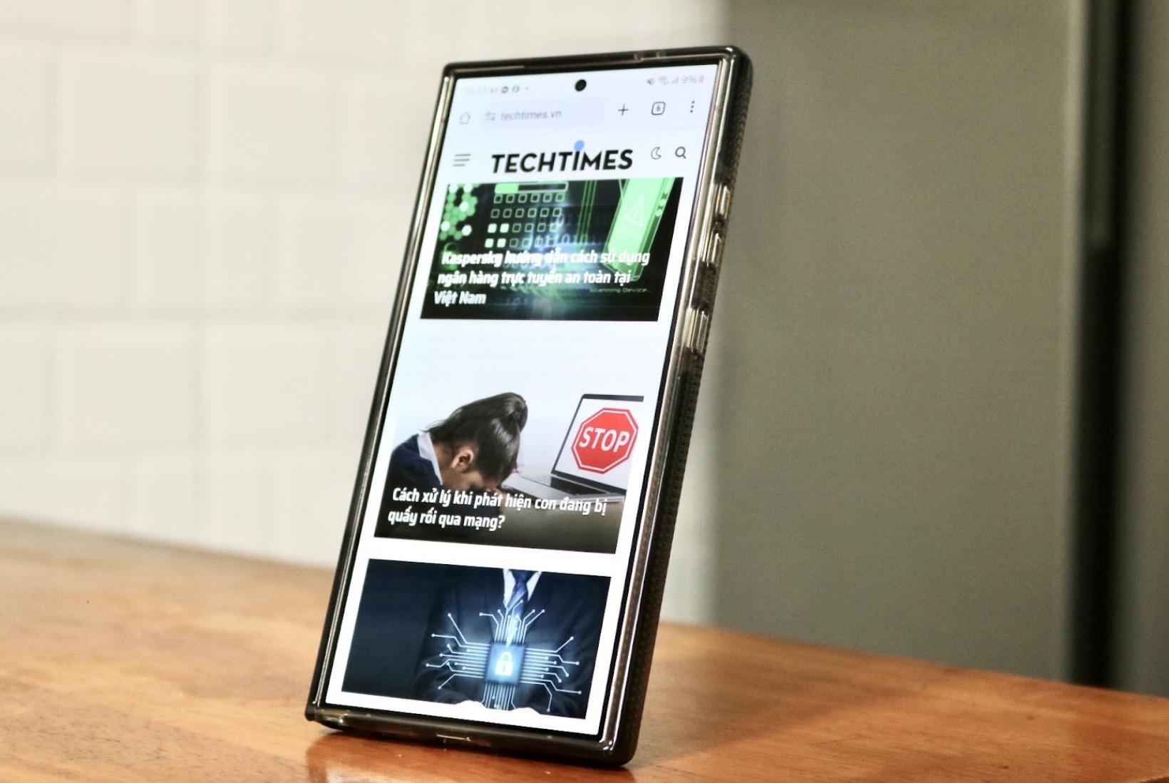 Ảnh thực tế Samsung S24 Ultra đang sử dụng ốp lưng ZAGG 